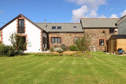 1 STIBB BARNS, family friendly, luxury holiday cottage in Kilkhampton