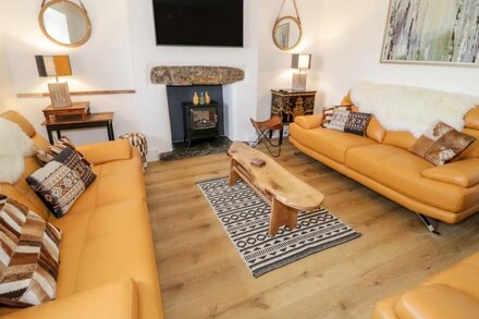 CEFN NANNAU, pet friendly, luxury holiday cottage in Cerrigydrudion