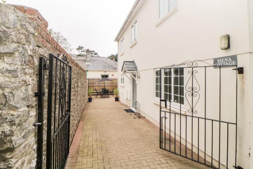 SIENA COTTAGE, 41A KENTS LANE, Family Friendly In Torquay