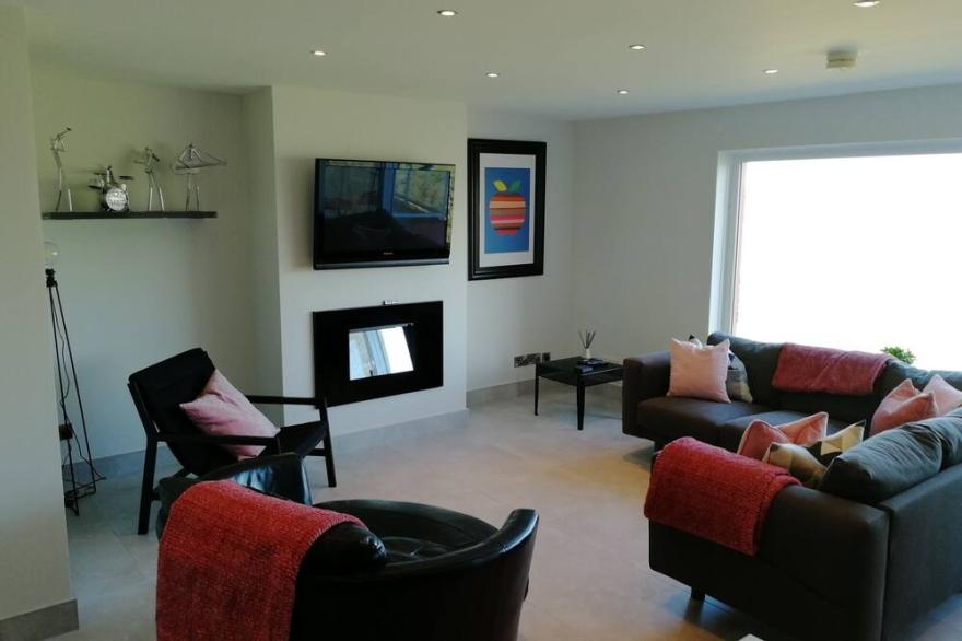 Penthouse Apartment Overlooking Royal Portrush - Walking Distance To Town.