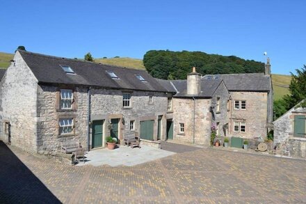 Picturesque Cottage- Winnets cottage, sleeps 4 in rural Peak District