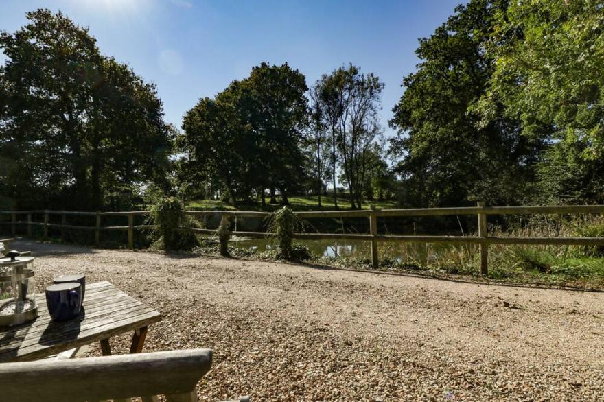 THE LITTLE GRANARY, pet friendly in Fordingbridge