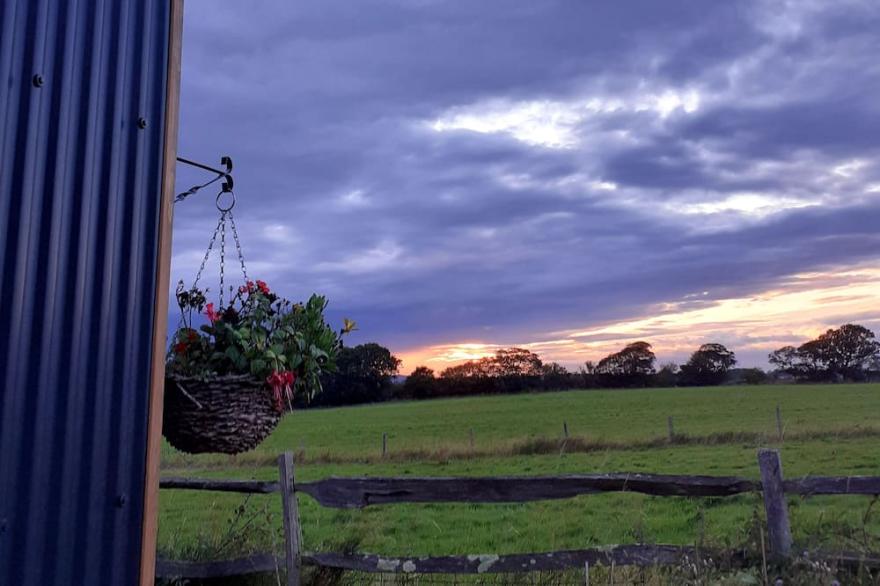 Luxury shepherd's hut with sunset veiws