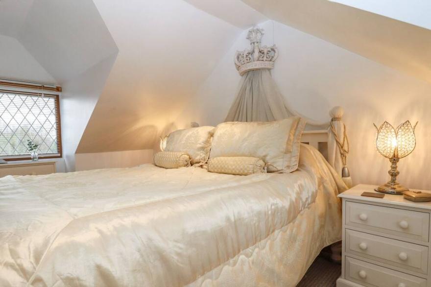 THE LITTLE LODGE, pet friendly, with a garden in Broad Oak