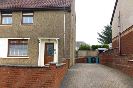 Beautiful 3 bedroom home with large garden.  35 mins to Glasgow & Edinburgh.