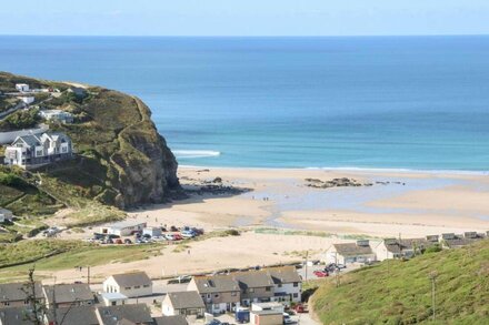 CHY LOWEN, pet friendly, character holiday cottage in Portreath