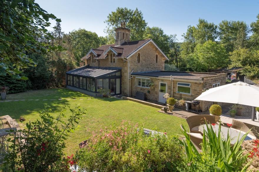 Stunning country house for up to 22 people with HOT TUBS!