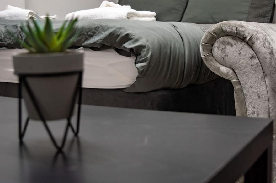 Lux & Comfort At Queensgate Studio 1 Double Bed