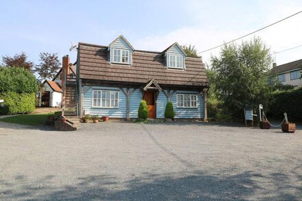 FLINK'S BARN, romantic, character holiday cottage in Thaxted