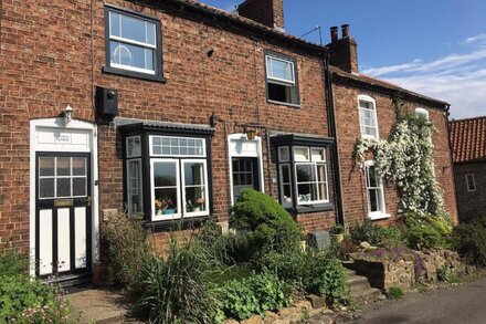 Cosy Lincs Wolds cottage in picturesque Tealby