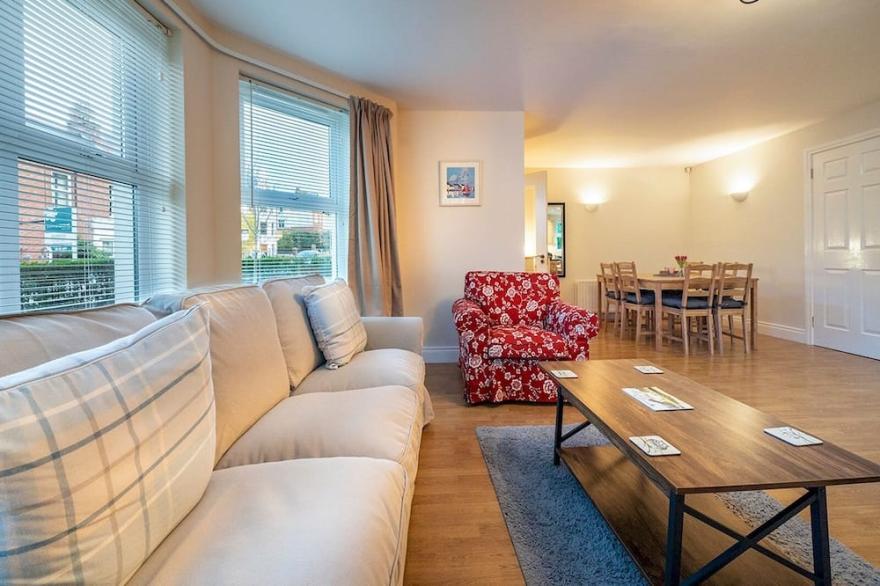 Pass The Keys | Holywood  2BR Apt By The Sea  10 Mins To Belfast