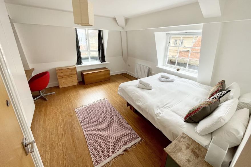 Bright 1 Double Bed Apartment Near Cabot Circus