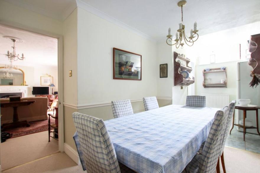 Charming & Spacious Garden Flat, Clifton Triangle