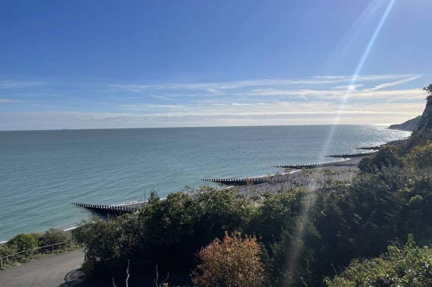 Impeccable 2-Bed Apartment in Eastbourne
