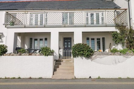 ROCK HOUSE, pet friendly, country holiday cottage in Saundersfoot