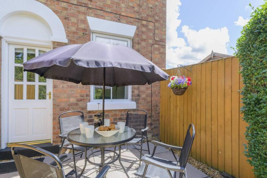 3 BROOK GARDENS, family friendly, with a garden in Shrewsbury
