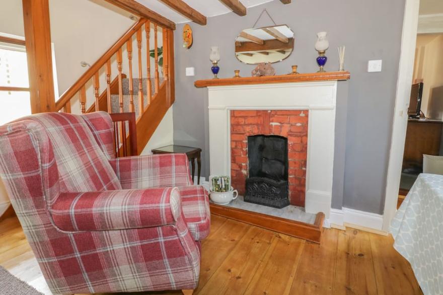 ROSE COTTAGE, pet friendly, with a garden in Felixstowe, Suffolk