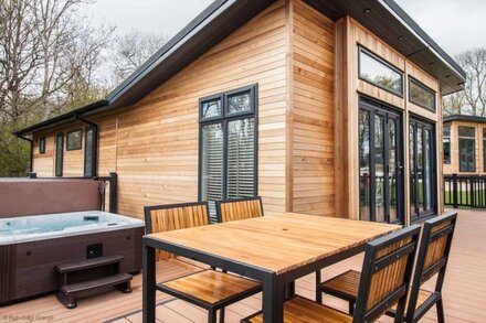 Rowan Lodge | sleeps 4 - Hot Tub, Dog Friendly - 5* Gold Award