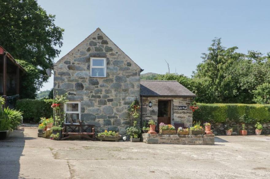 YSGUBOR NEWYDD, family friendly, with a garden in Conwy