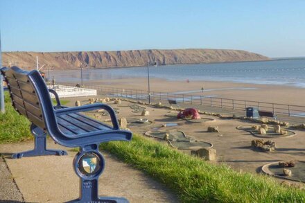 ARBOUR RETREAT, pet friendly, with a garden in Filey