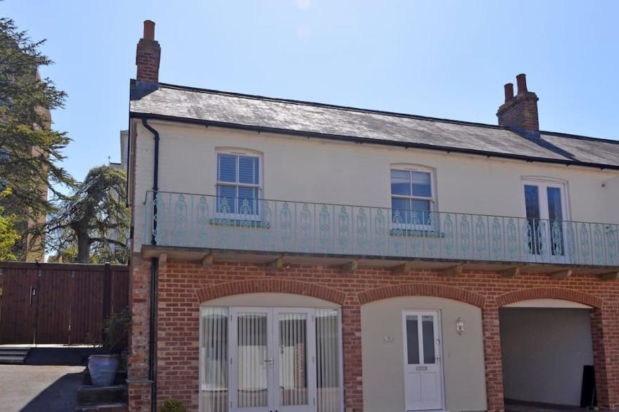 Tranquil Cottage With Outside Terrace And Undercover Parking