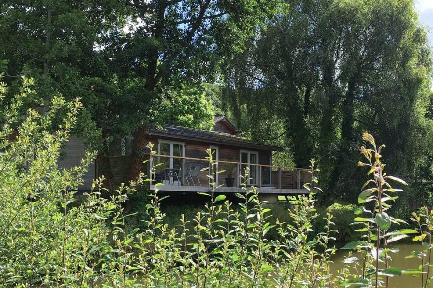 1 WATER'S EDGE, pet friendly, with hot tub in Lanreath