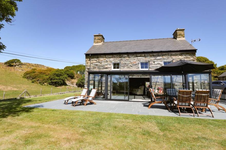 GARTH MORTHIN THE FARMHOUSE, pet friendly in Porthmadog