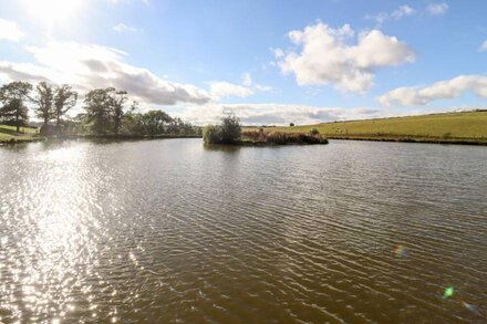 DOUGLAS CABIN, pet friendly, with hot tub in Clifton Upon Teme