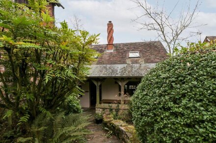 VALLEY VIEW, character holiday cottage, with open fire in Leominster