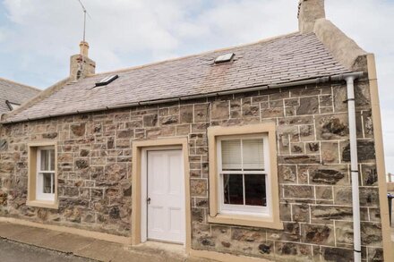 SEASPRAY COTTAGE, family friendly, with open fire in Whitehills