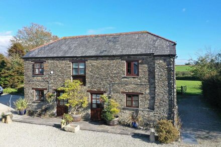 Barn Cottage sleeps 2 + baby/small child. A cosy 2 storey traditional Cornish stone character cottag