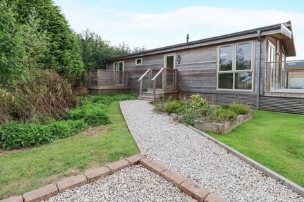 2 MEADOW RETREAT, family friendly, luxury holiday cottage in Dobwalls