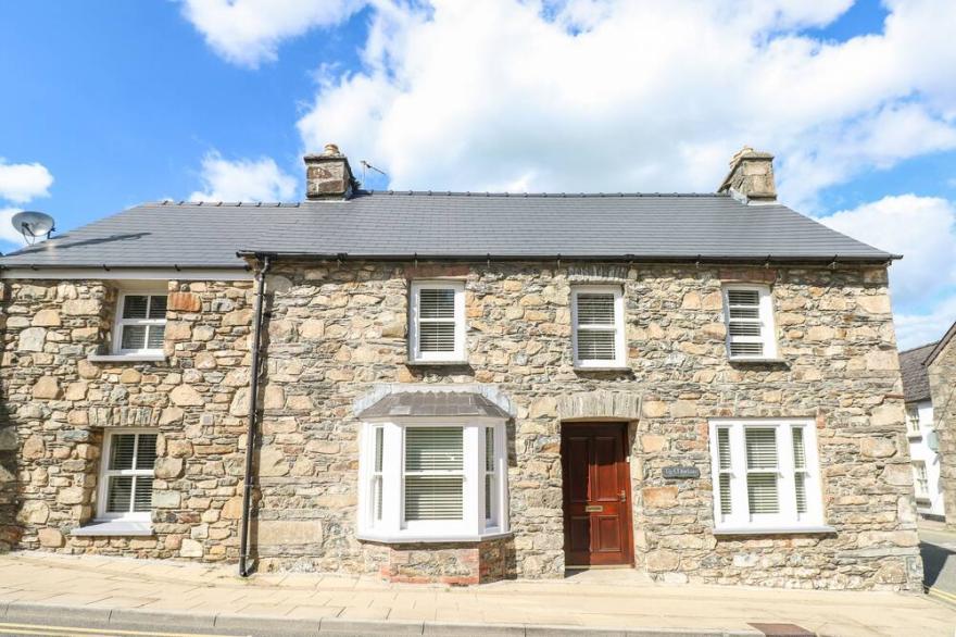 TY MORLAIS, Pet Friendly, With Open Fire In Newport, Pembrokeshire