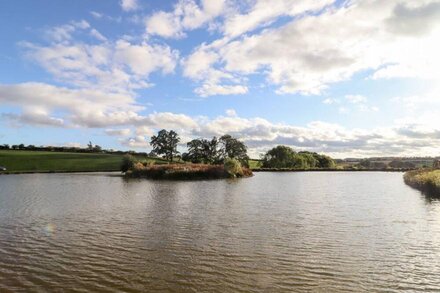 GANDER POD, pet friendly, with hot tub in Clifton Upon Teme