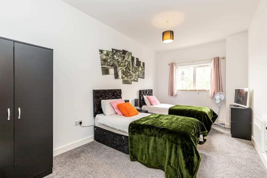 Stockton Heights - 2 Bedroom, Top Floor Apartment. Centrally located in Warringt