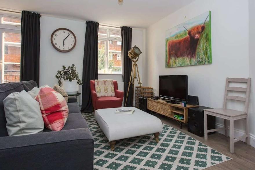 Lovely 2 Bedroom Flat near Whitechapel Station