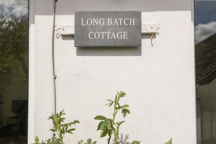 LONG BATCH COTTAGE, romantic, character holiday cottage in Ditcheat