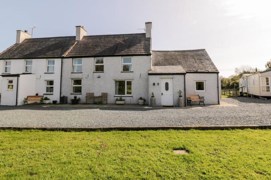 PENLLYN, Pet Friendly, With Open Fire In Newborough