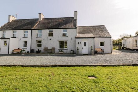 PENLLYN, pet friendly, with open fire in Newborough