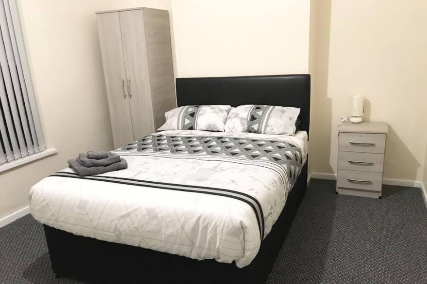 Entire 4 Bed House, 5 Min from Walsall Town - Family Friendly.