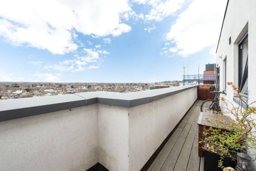 Two Bedroom Flat with Balcony in Central Wimbledon by UnderTheDoormat