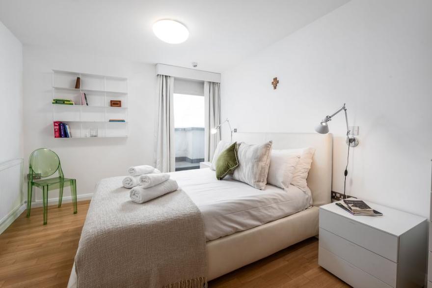 Two Bedroom Flat with Balcony in Central Wimbledon by UnderTheDoormat