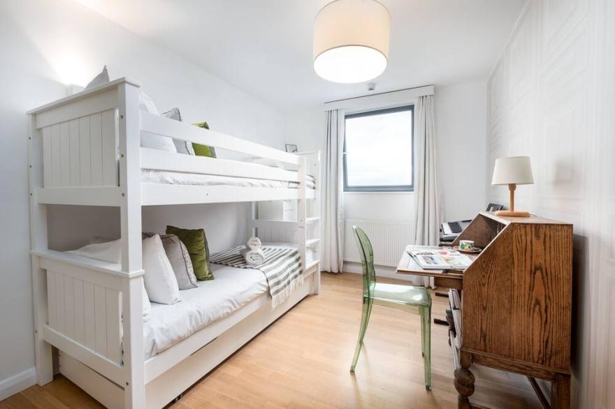Two Bedroom Flat with Balcony in Central Wimbledon by UnderTheDoormat