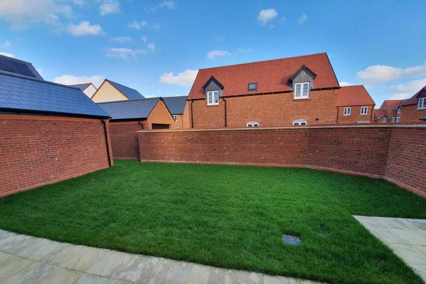 Lovely 5-Bed House In Centre Of Bicester Village