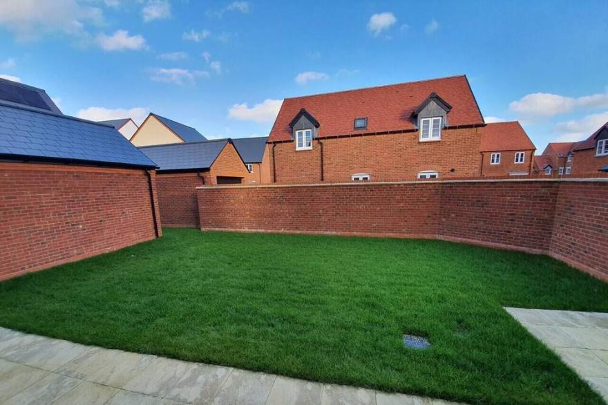 Lovely 5-Bed House in centre of Bicester Village