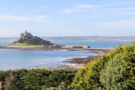 MERMAID COTTAGE, family friendly, character holiday cottage in Newlyn