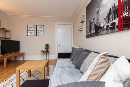 Modern Aberdeen City apartment free parking