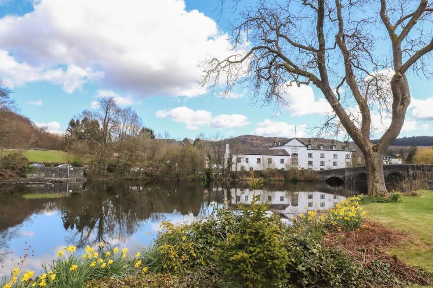 RIVERSIDE HIDEAWAY, Pet Friendly, With Open Fire In Newby Bridge