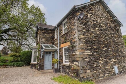 NEWBY BRIDGE HOUSE, pet friendly, with open fire in Newby Bridge