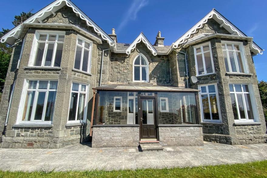 BRYN EGLWYS, pet friendly, country holiday cottage in Criccieth